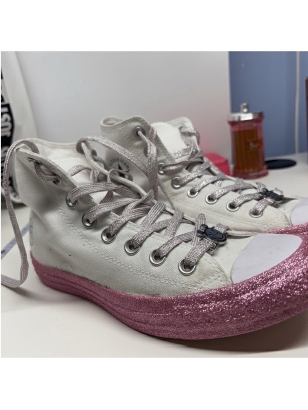Converse x Miley Cyrus Chuck
Taylor All Star Hi Glitter Woman size 8.5, man 6.5 - Picture 3 of 5